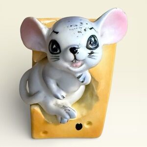 Vintage Ceramic Salt & Pepper Shaker Set - A Mouse Inside a Wedge of Cheese